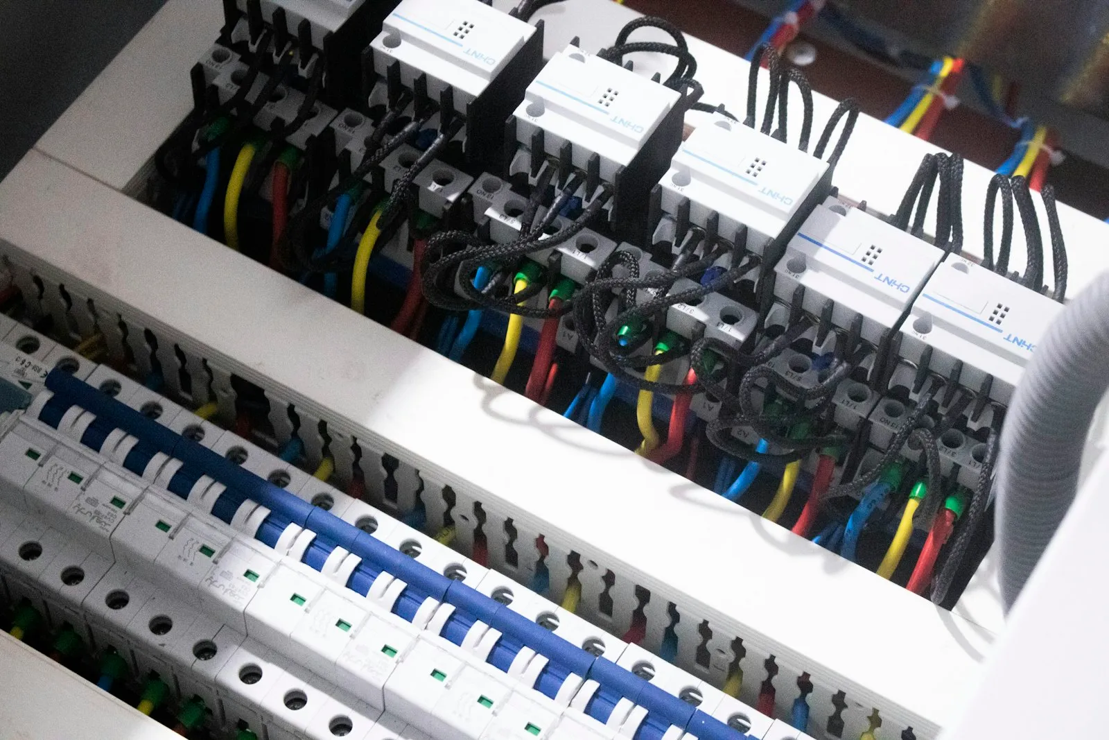 Panel distribusi listrik baru dengan ELCB dan MCB berlabel di rumah Bekasi Timur